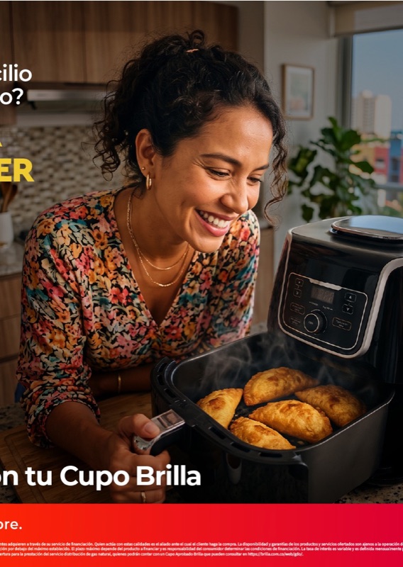Mujer estrenando air fryer en su cocina
