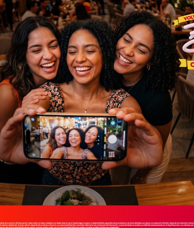 Amigas viendo su TV nuevo